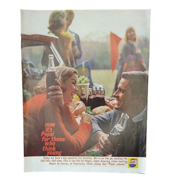 1961 Pepsi Cola Vtg Magazine Print Ad Smiling Couple Think Young Outdoor Scene - Picture 1 of 11